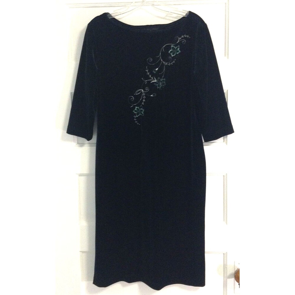 Elegant Dark Green Midi Dress with Floral Embroidery. Velvet